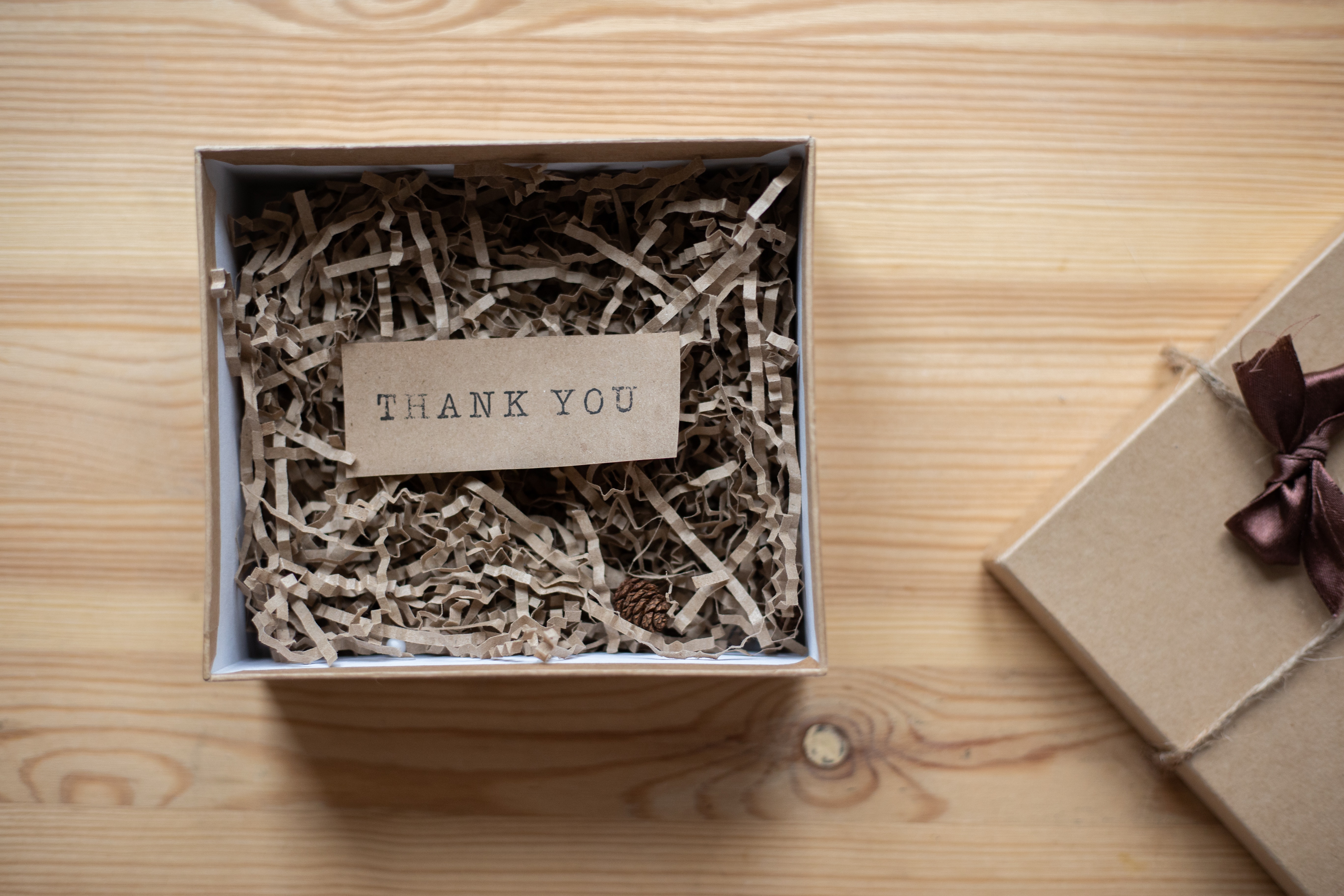 Präsentbox, in der ein Thank-You-Zettel liegt