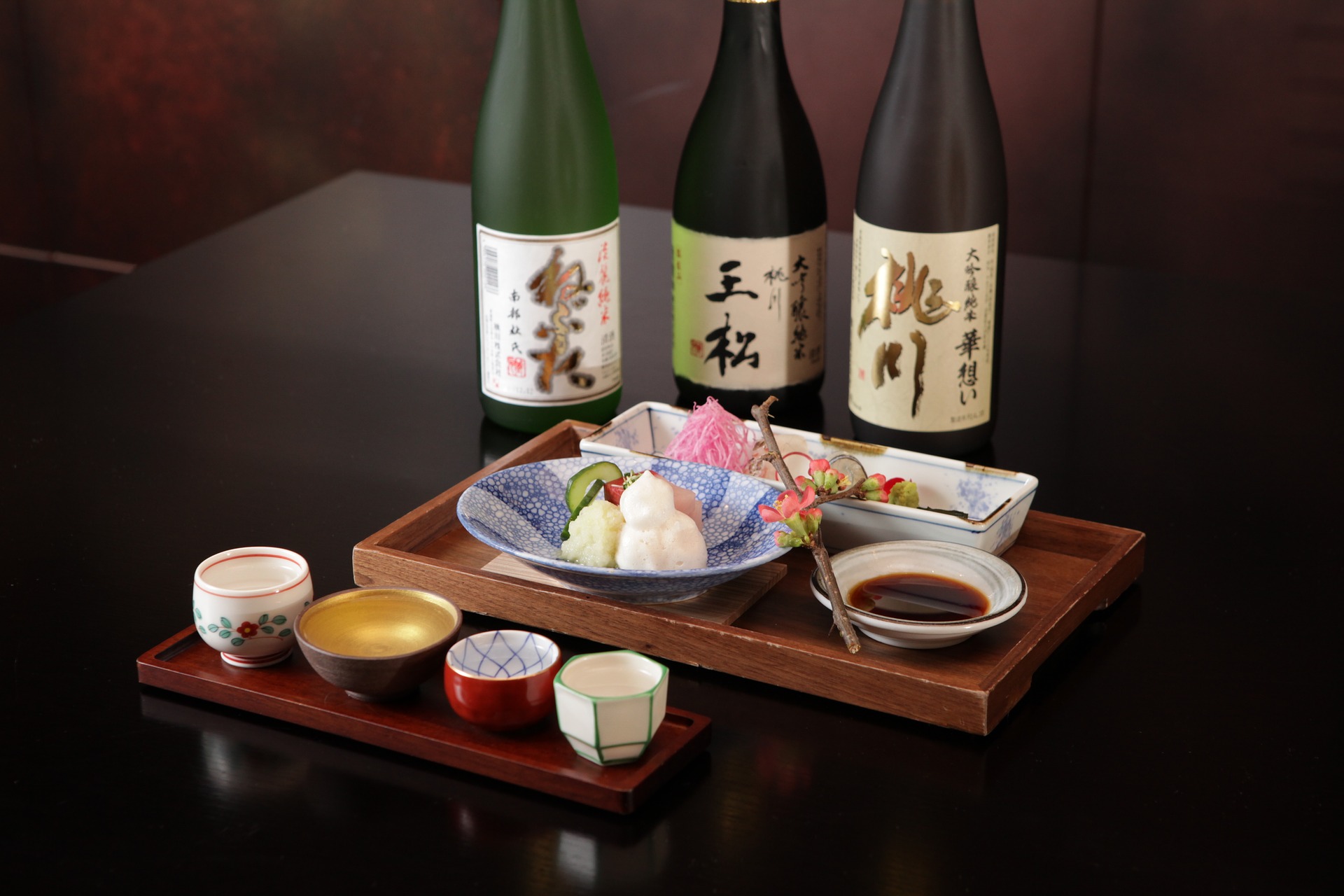 Japanisches Tischgedeck und Weinflaschen