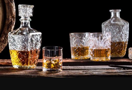 Cognac in Gläsern und Karaffen