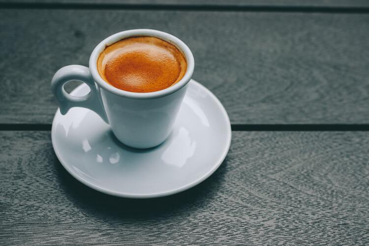 Espresso-Tasse auf einem grauen Tisch
