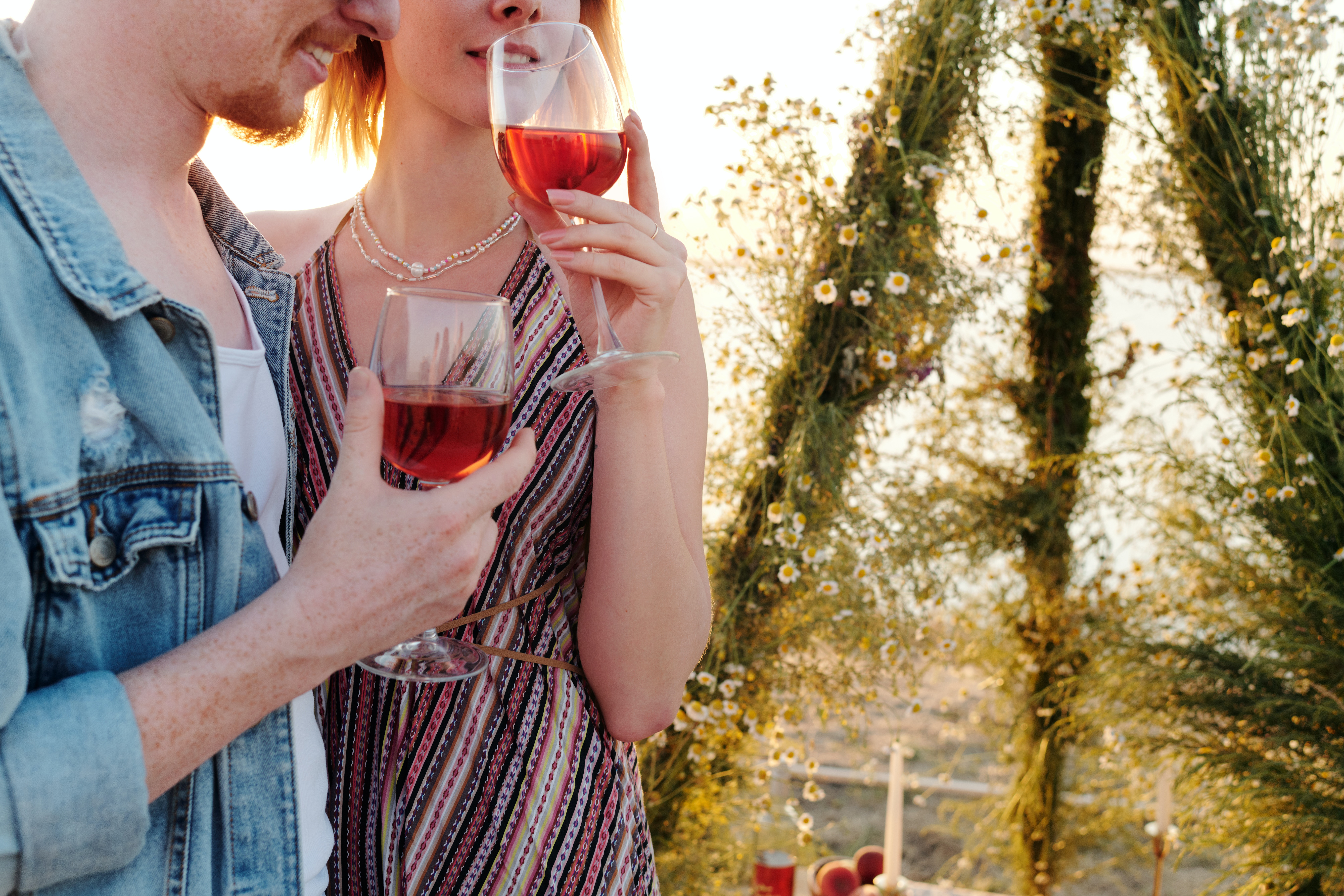 Ein Paar aus Mann und Frau trinkt Roséwein