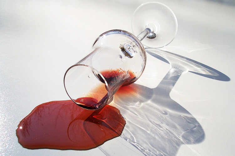 Ein umgekipptes Rotweinglas