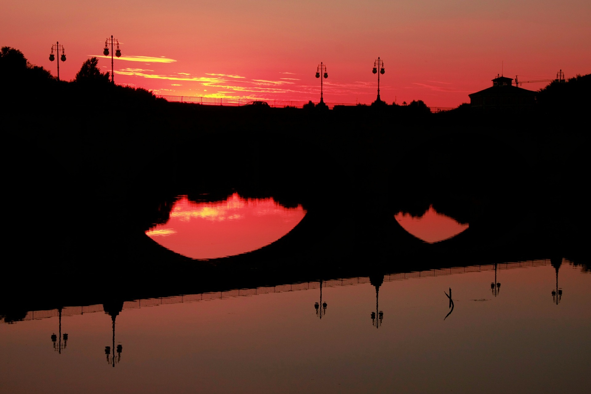 Traumhafter Sonnenuntergang bei tiefrotem Himmel am Oja-Fluss im Rioja Weinbaugebiet