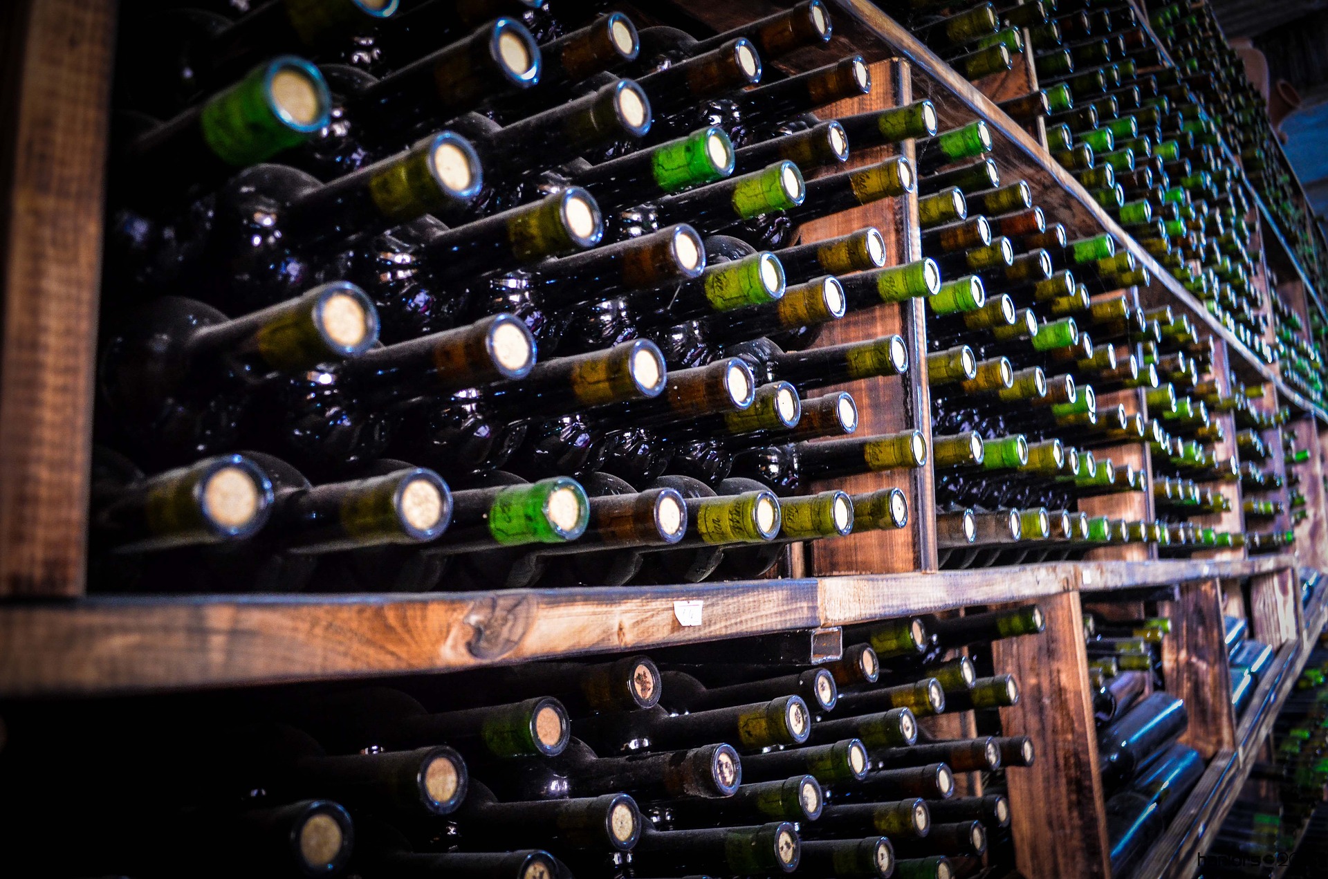 Großes Holz-Weinregal voller Weinflaschen